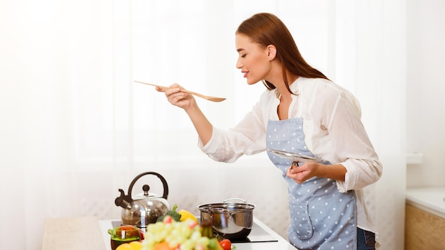 Kucharka przygotowuje danie w domowej kuchni